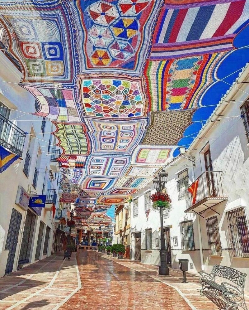 Большая мозаика из вязаных крючком навесов в Малаге, Испания