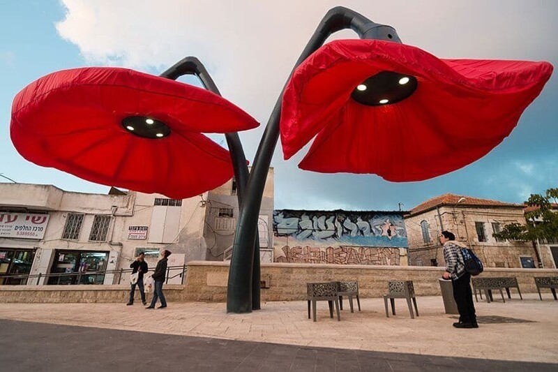 Художественный проект из Иерусалима, Израиль, предлагает прохожим немного тени - цветы открываются, когда человек проходит под ними