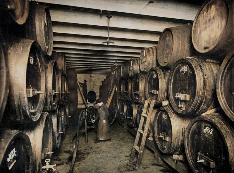 Рабочий торгового дома братьев Шталь за перекачкой вина на складе. 1901.