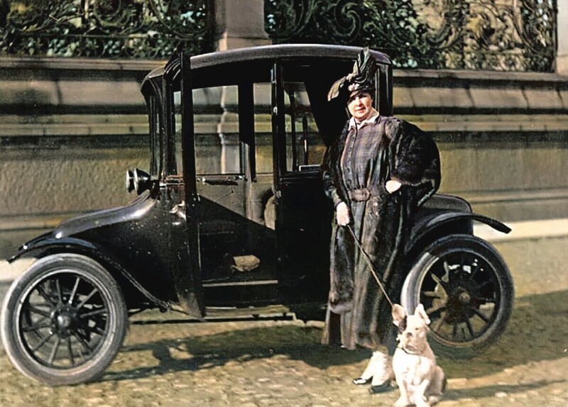 Дама у решетки сада Зимнего дворца, 1913 год.  Нагеля Лидия Яковлевна супруга редактора журнала «Автомобиль» .