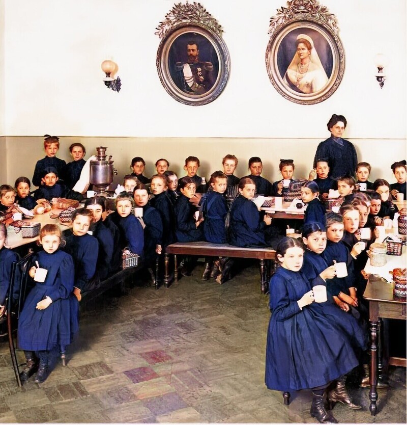 Завтрак гимназисток Мариинской Царскосельской женской гимназии во время большой перемены.