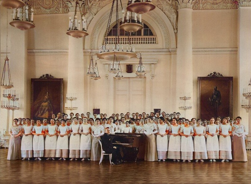 Воспитанницы Смольного института на уроке музыки, 1913 год.