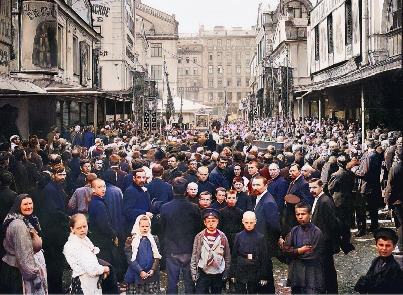 Крестный ход в Апраксином дворе.