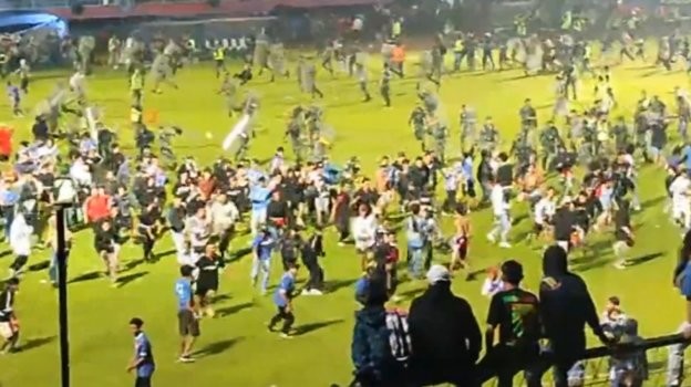 Более 120 человек погибли на футбольном матче в Индонезии