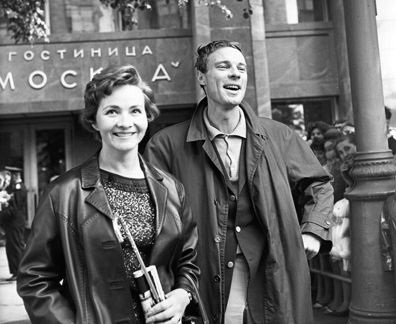 Советская киноактриса Маргарита Володина и немецкий киноактер Томас Хольцман у гостиницы «Москва», 1965 год