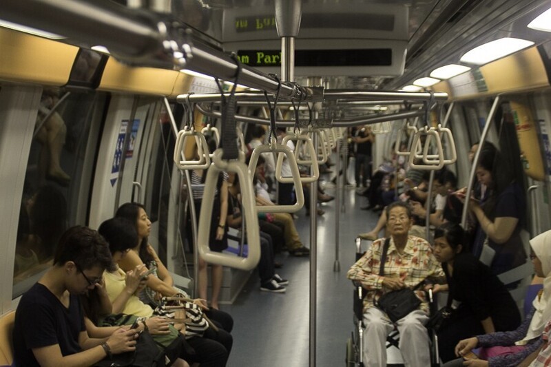 В метро Сингапура запрещено пить жидкость, так как если она прольется, то кто-то может поскользнуться