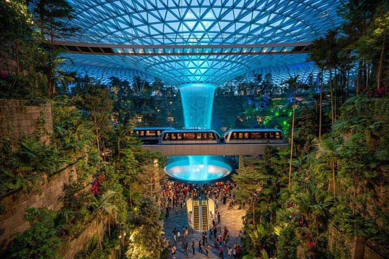 Аэропорт Сингапура - это не просто ворота в страну. Он ещё является развлекательным центром для взрослых и детей. Здесь находится самый большой в мире крытый водопад, более 280 продуктовых и торговых киосков, а также раскинулись зеленые сады