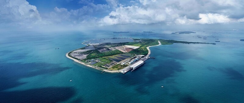 Инженеры и экологи Сингапура разработали остров-полигон, который стал первой экологически чистой морской свалкой, где утилизируются все отходы сингапурского населения в 5,7 млн человек