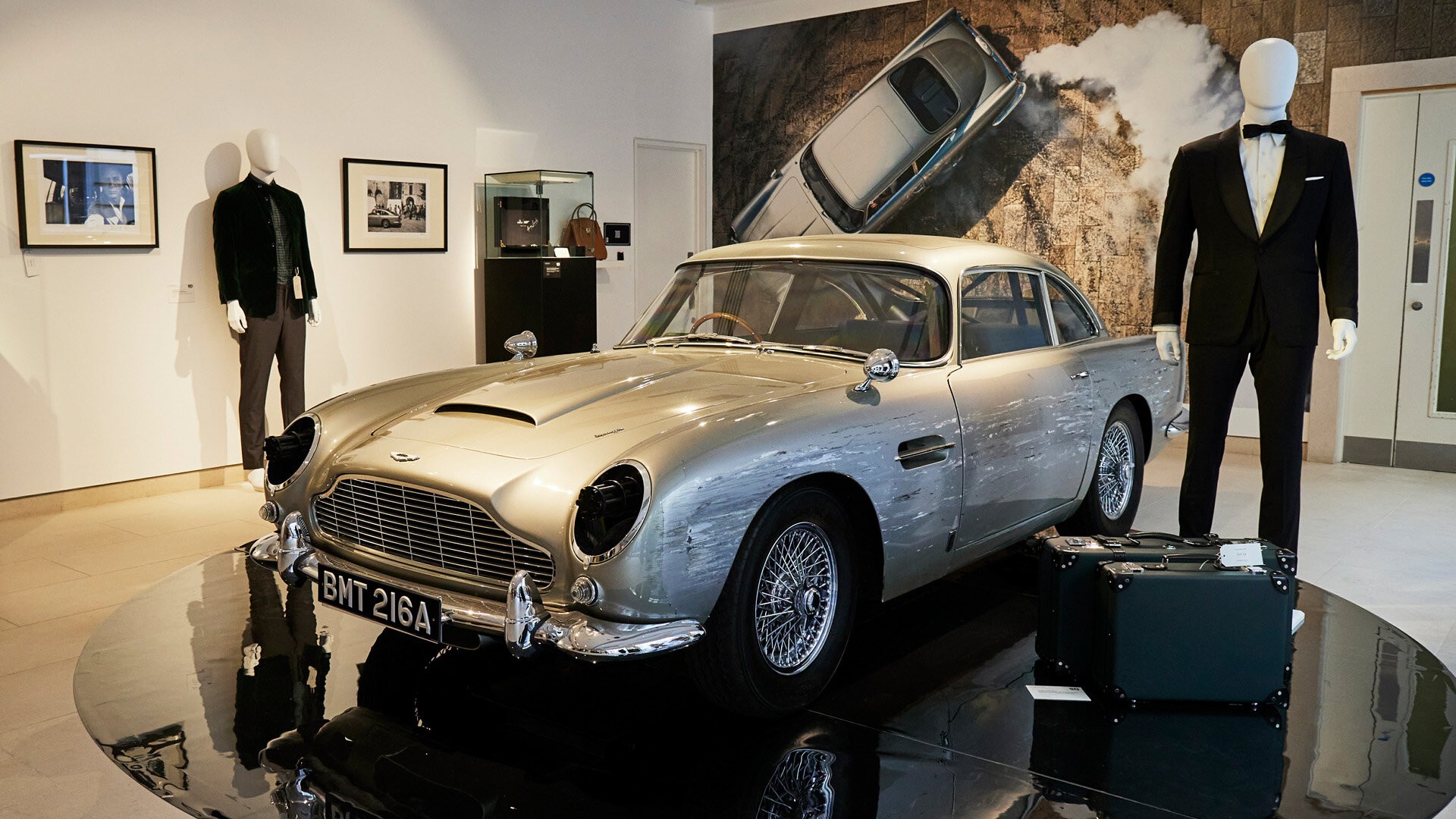 Машина джеймса бонда. Автомобиль Джеймса Бонда Астон Мартин. Aston Martin db5 007. Aston Martin db5 2022. Астон Мартин в фильме Джеймс Бонд.