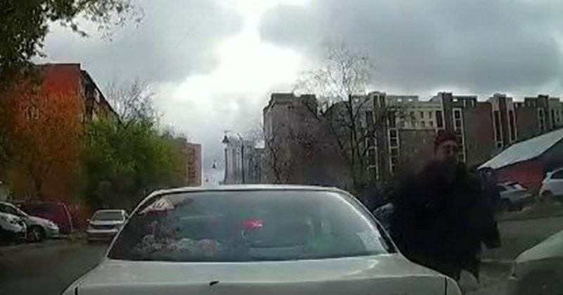 Нападение — лучшая форма защиты: в Новосибирске водитель обвинил девушку в ДТП