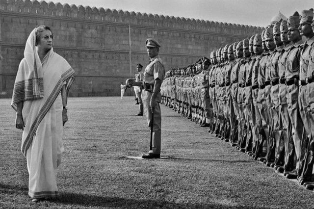 Премьер - министр Индии Индира Ганди проводит смотр войск, после решающей победы в Бангладеш, 1971 год