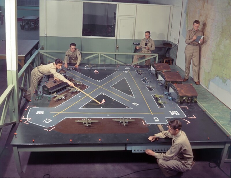 Военные авиадиспетчеры проходят обучение на тренажёре аэродрома. США, 1940-е
