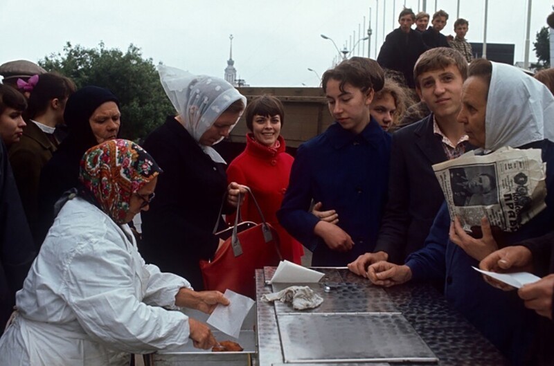 Мирей Матье возле очереди за беляшами на ВДНХ, 1967 год