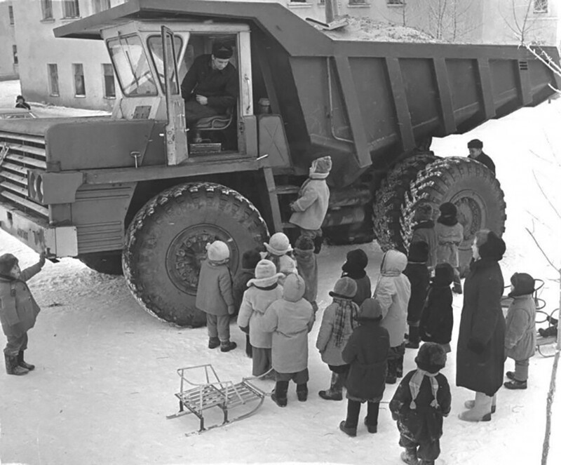 Малышам всегда нравятся большие машины. СССР, 1970-е
