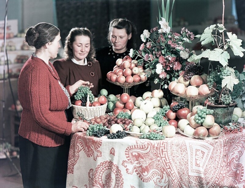 Колхозницы с дарами садов на выставке в Москве. Фото Бориса Игнатовича, 1950 год
