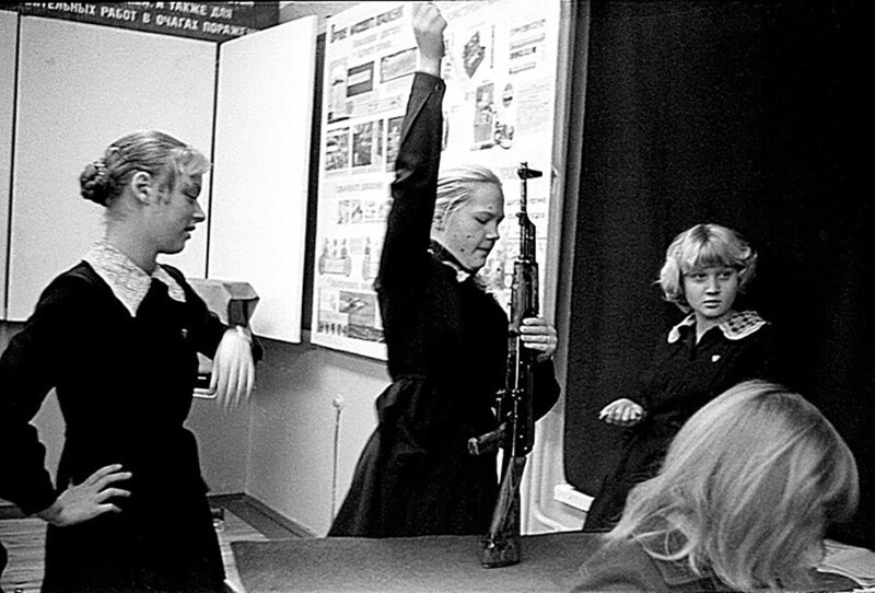 Старшеклассницы изучают автомат Калашникова на уроке НВП. СССР, 1980-е