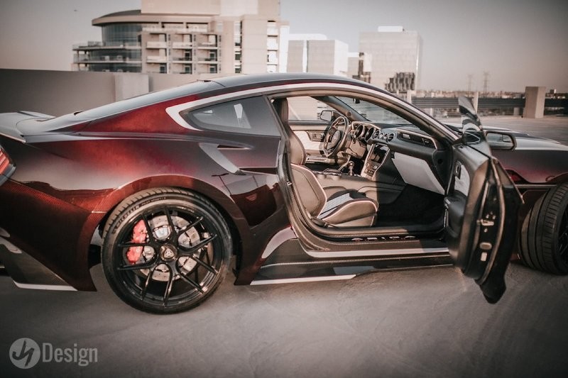 Посмотрите на мощный Ford Mustang с полностью карбоновым кузовом