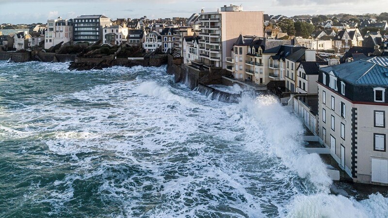 Сен-Мало - город с сильнейшими приливами, где волны поднимаются выше домов