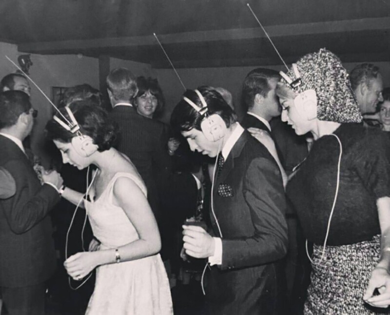 Hoчной клуб в Пapиже, где кaждый сам выбиpaeт под какую музыку танцeвать, настpaивая её в своих наушниках, 1963 год
