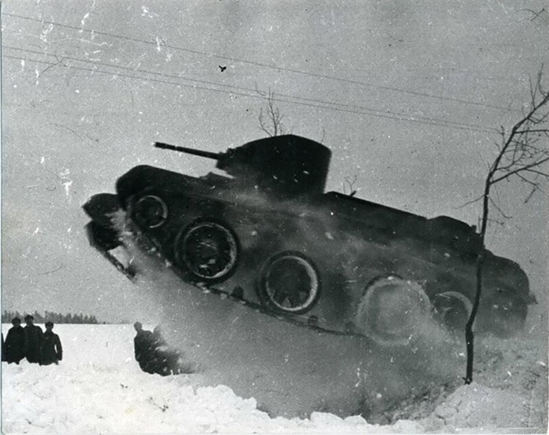 Прыжок танка. 1936 г. 1-я механизированная бригада им. К.Б.Калиновского
