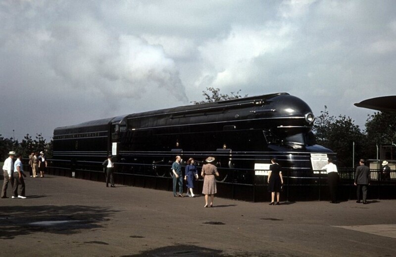 Паровоз класса PRR S1 (прозванный "большой машиной" ('The Big Engine') и разработанный Раймондом Лоуи (Raymond Loewy)), там же, 1940 год