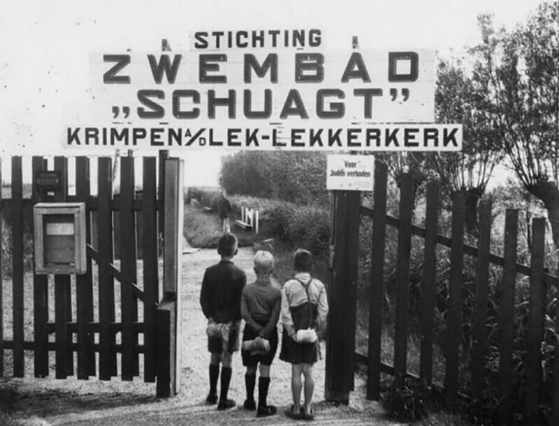 Вход в плавательный бассейн в Кримпене-ан-де-Лек с надписью «Евреи не допускаются». Нидерланды, 1941 год