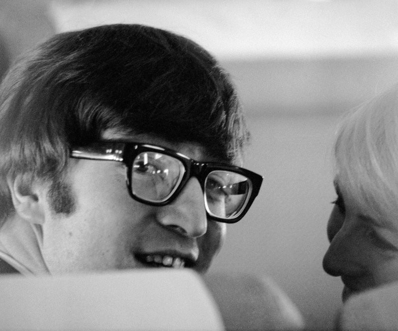 Джон Леннон с женой Синтией 1964 г.