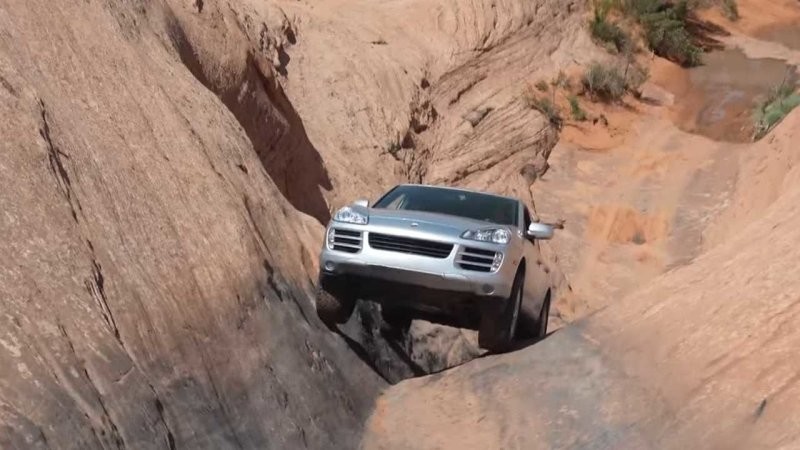 Посмотрите, как серийный 14-летний Porsche Cayenne покоряет экстремальное бездорожье в пустыне Мохаве