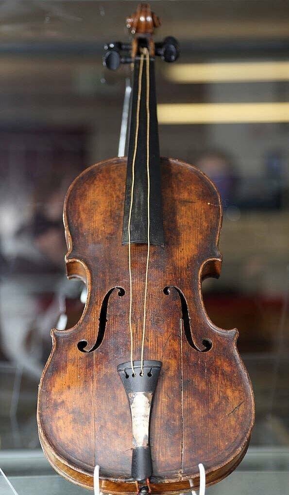 7. Скрипка Уоллеса Хартли, руководителя оркестра «Титаника». Она звучала, когда судно тонуло