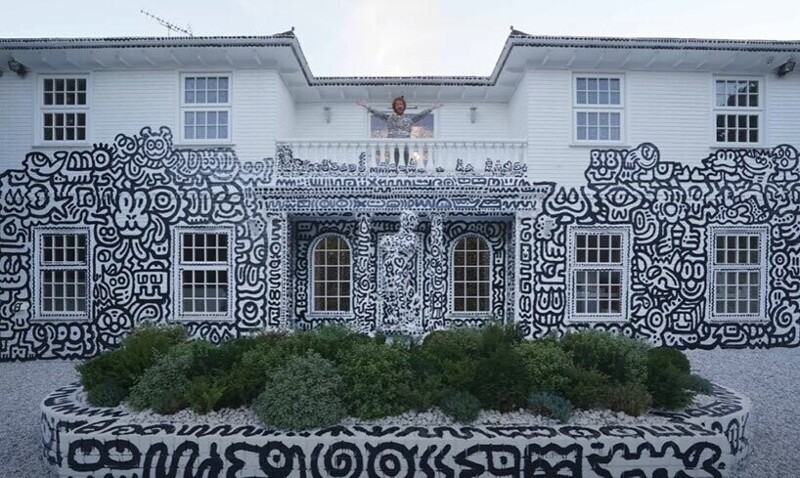 Безбашенный художник разрисовал свой дом черно-белыми граффити изнутри и снаружи