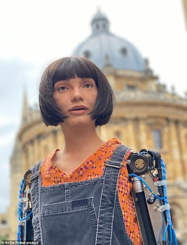 Британский робот-художник Ai-Da выступит в Палате лордов