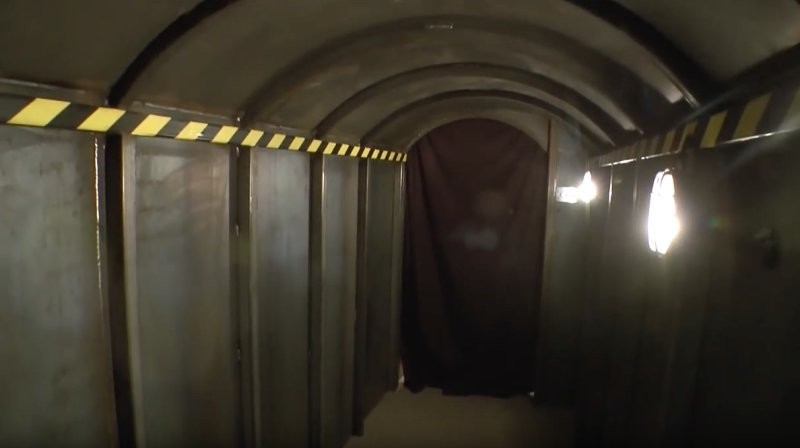 ...в туннель, который ведет в подземный бункер