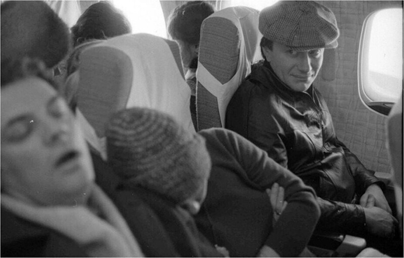 Андрей Миронов и Александр Ширвиндт в самолете, 1970 год.