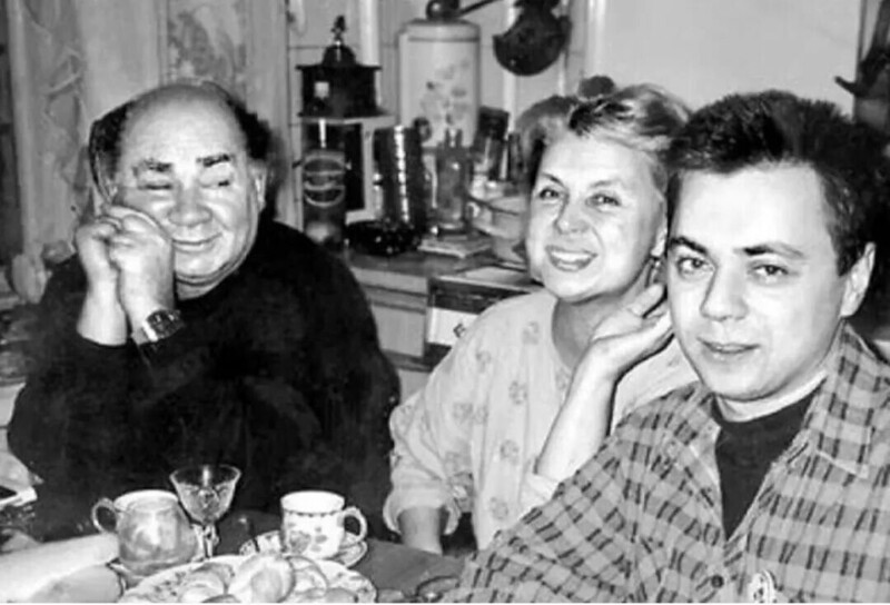 Евгений Леонов с женой Вандой Стойловой и сыном Андреем.
