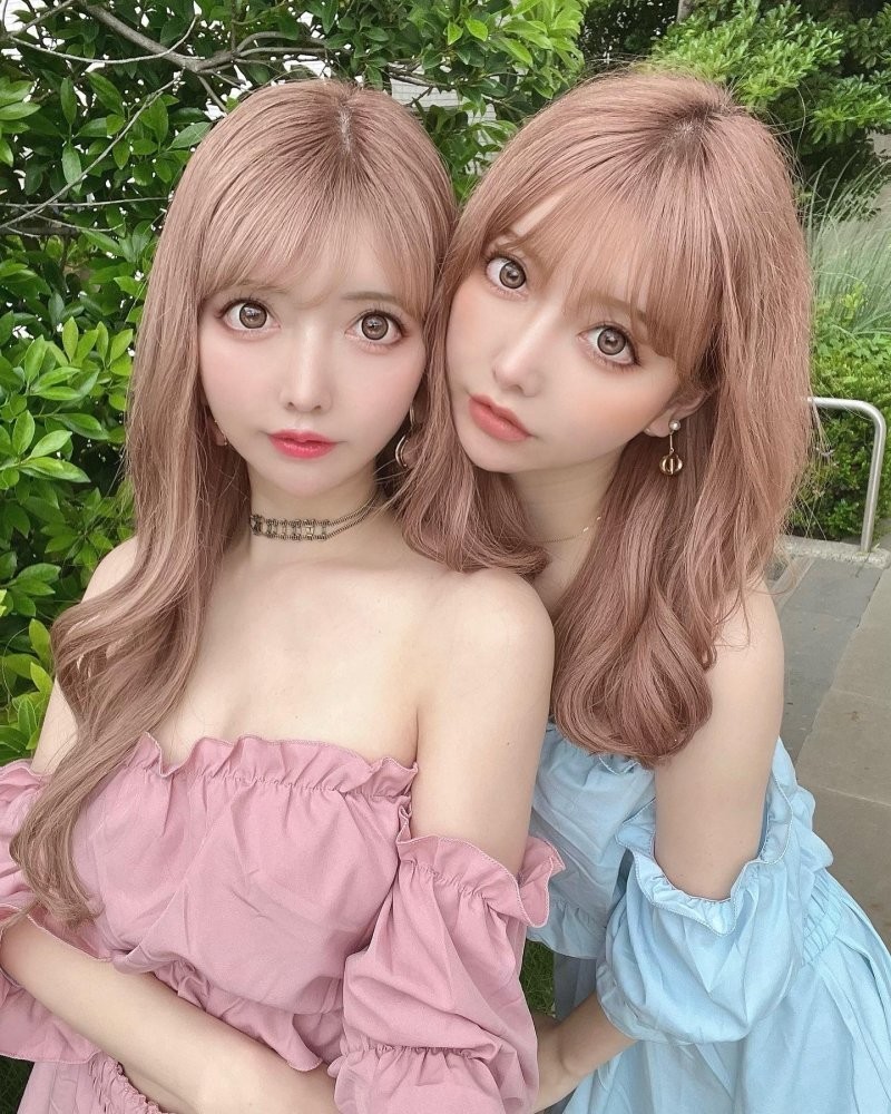 Японские близняшки потратили миллионы на идеальную внешность