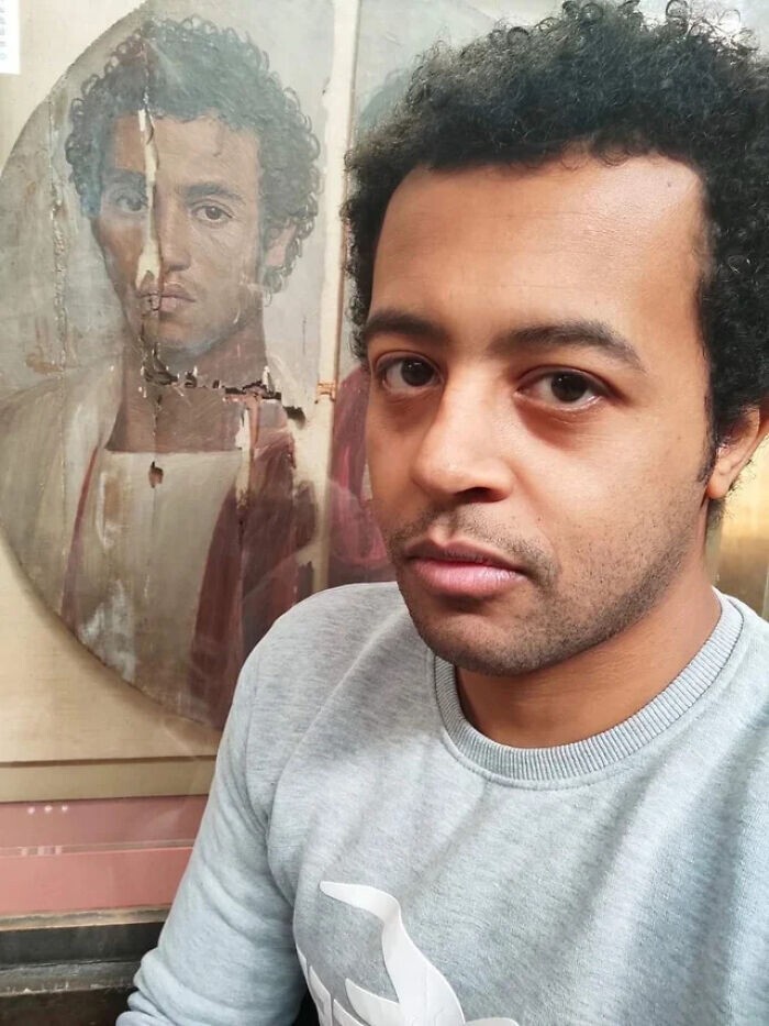 Современный египтянин делает селфи с 2000-летним портретом египтянина римской эпохи