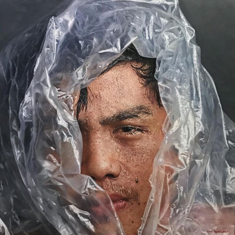 Художник рисует реалистичные портреты, похожие на фото
