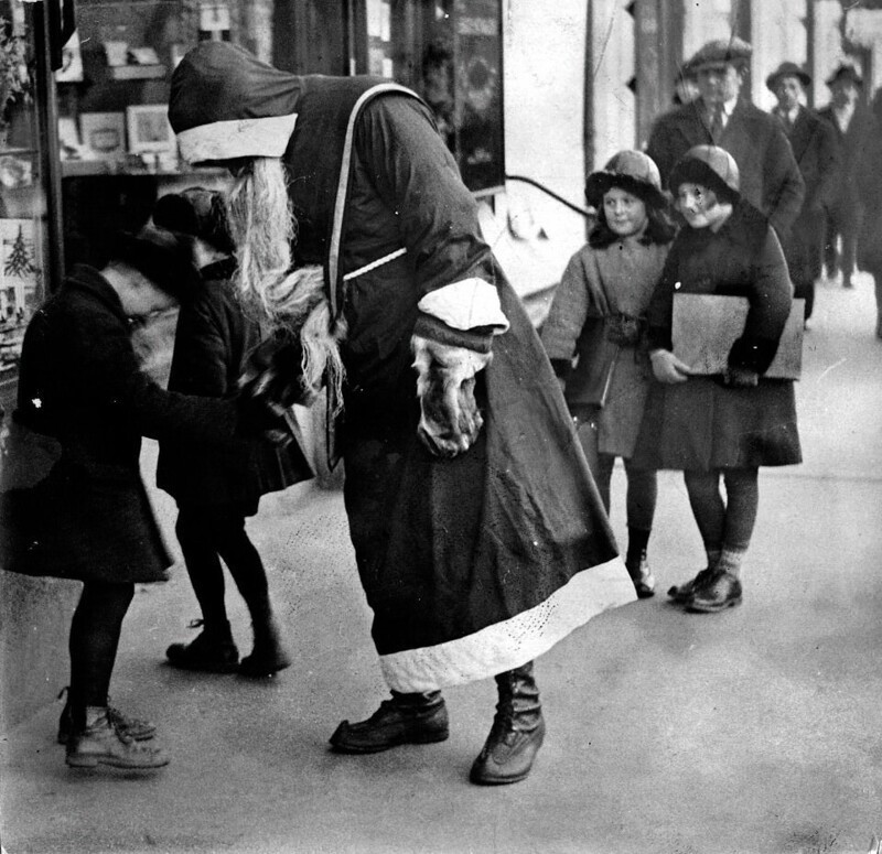 Мужчина, одетый как Санта, Хельсинки, Финляндия. 1930 год