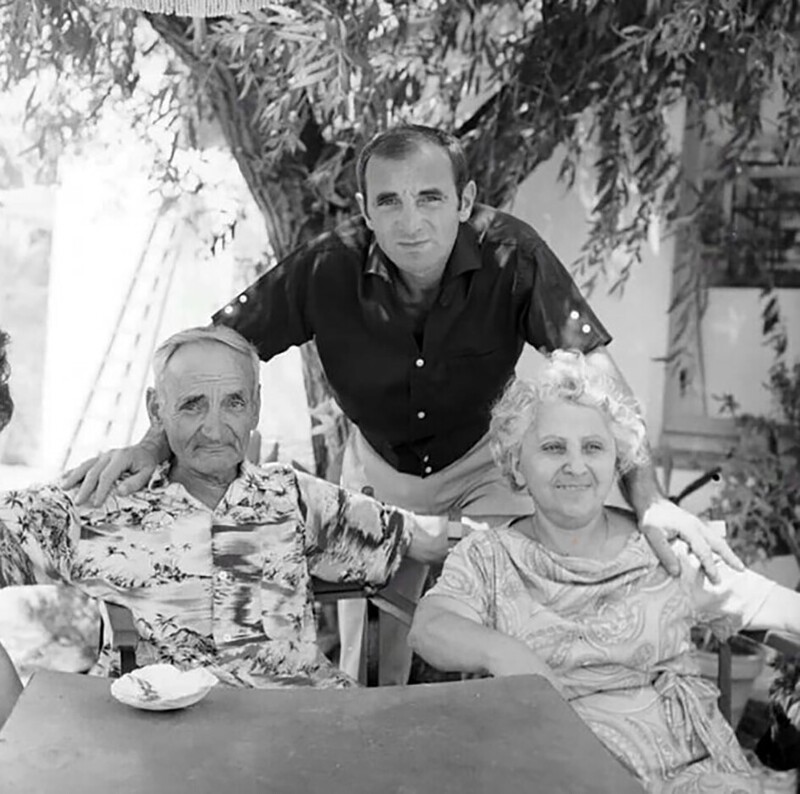 Композитор и шансонье Шарль Азнавур с родителями. 1964 год