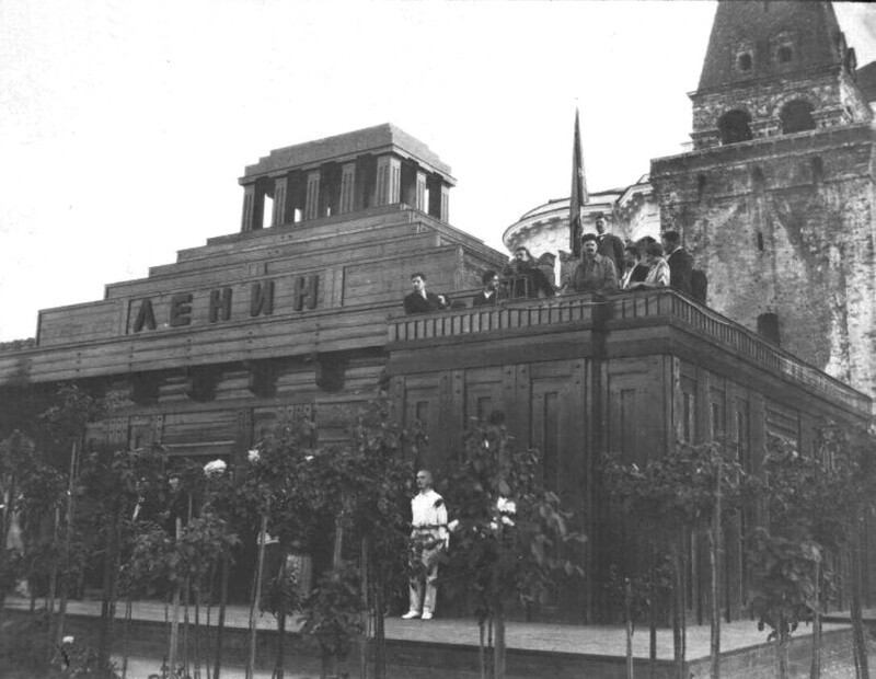 На Красной площади. Неизвестный автор, 22 июля 1925 года, г. Москва. Под знаменем на первом плане – Лев Троцкий.