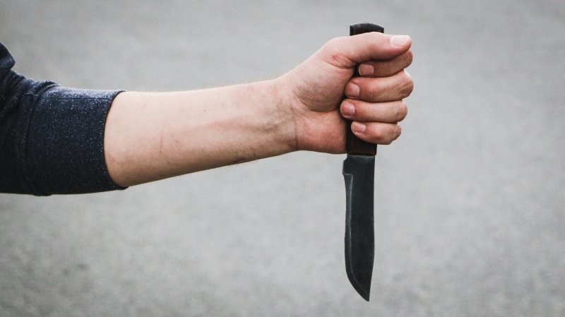 В Симферополе школьник с ножом накинулся на одноклассника за то, что тот быстрее пробежал на физкультуре