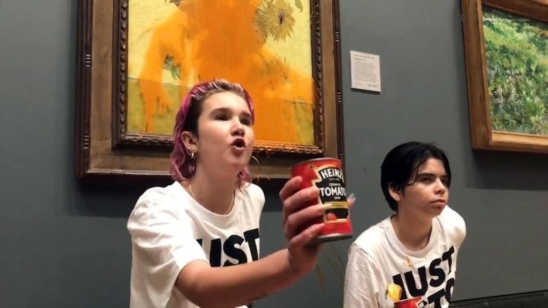 Экоактивистки залили томатным супом картину Ван Гога "Подсолнухи"
