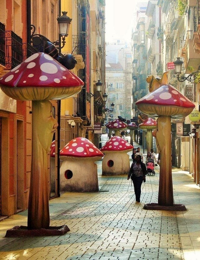 Улица Сан-Франциско, известная как "Улица грибов", в традиционном центре Аликанте, Испания
