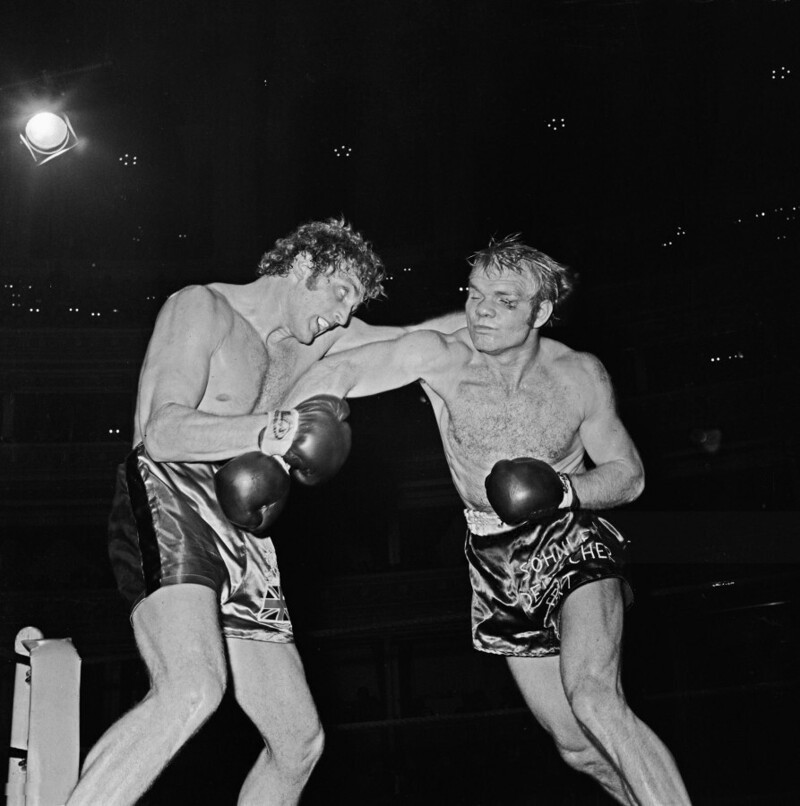 10 октября 1972 года. Боксеры британец Джо Багнер (слева) и немец Юрген Блин, супертяжелый вес. Бой за титул чемпиона Европы по версии EBU.