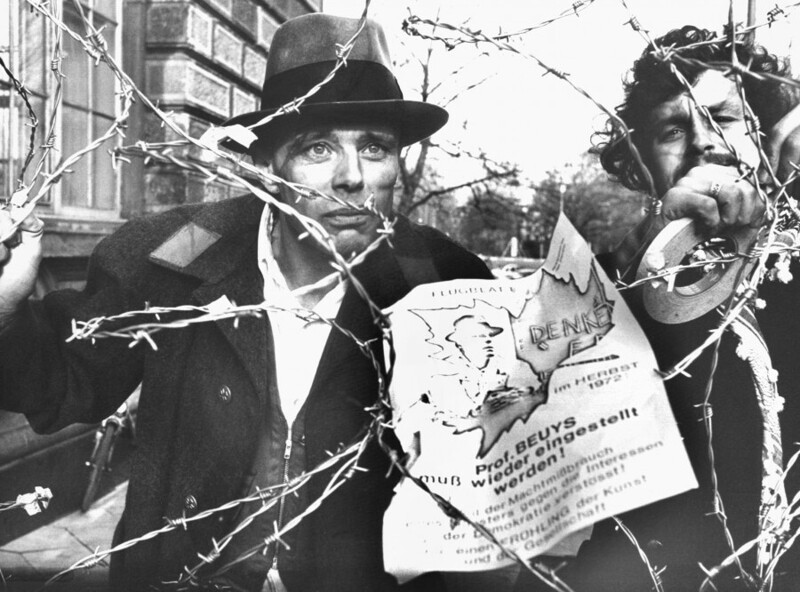 11 октября 1972 года. Дюссельдорф. Немецкий художник Йозеф Бойс, один из главных теоретиков постмодернизма, накануне без предупреждения уволенный из Дюссельдорфской академии художеств, на студенческой акции протеста.