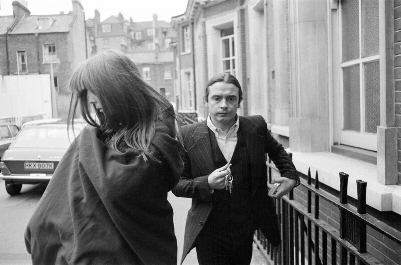 16 октября 1972 года. Пенелопа Три выходит из магистратского суда Западного Лондона после того, как фотограф Дэвид Бэйли (справа) внес за нее залог. Пенелопе было предъявлено обвинение в хранении кокаина. Фото Roy Illingworth.