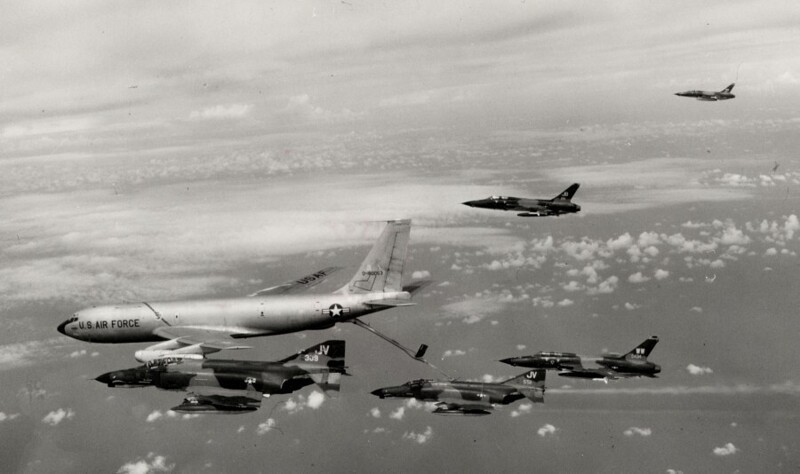 Октябрь 1972 года. Вьетнам. Дозаправка в воздухе самолетов, принимающих участие в операции «Лайнбэкер».