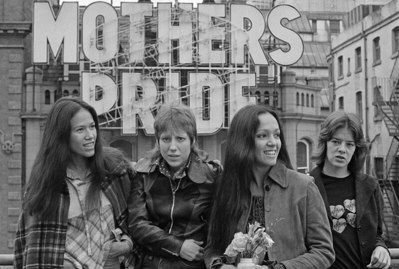 17 октября 1972 года. Американская рок-группа Fanny. Они стоят перед рекламой хлеба фирмы «Mother's Pride», точно так называется их четвертый альбом. Фото Michael Putland.