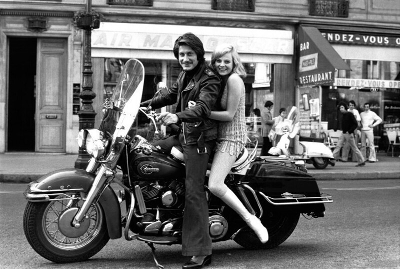 2 октября 1972 года. Жак Дютрон, британская актриса Шейла Уайт, Harley-Davidson, Париж. Фото Patrice Picot