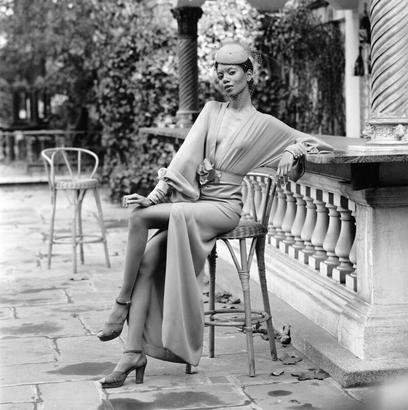 27 октября 1972 года. Модель Хейзел в наряде от британского дизайнера Джона Бейтса на показе мод в Les Ambassadeurs, Лондон. Фото Mike Lawn.